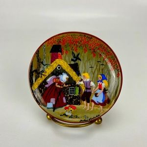 Beautiful children story book small plates 3.75 inch.